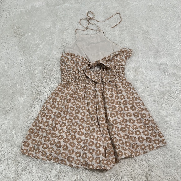 💡 American Eagle Linen Romper - Picture 2 of 4